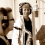 Jocelyn B. Smith ,  im Tonstudio